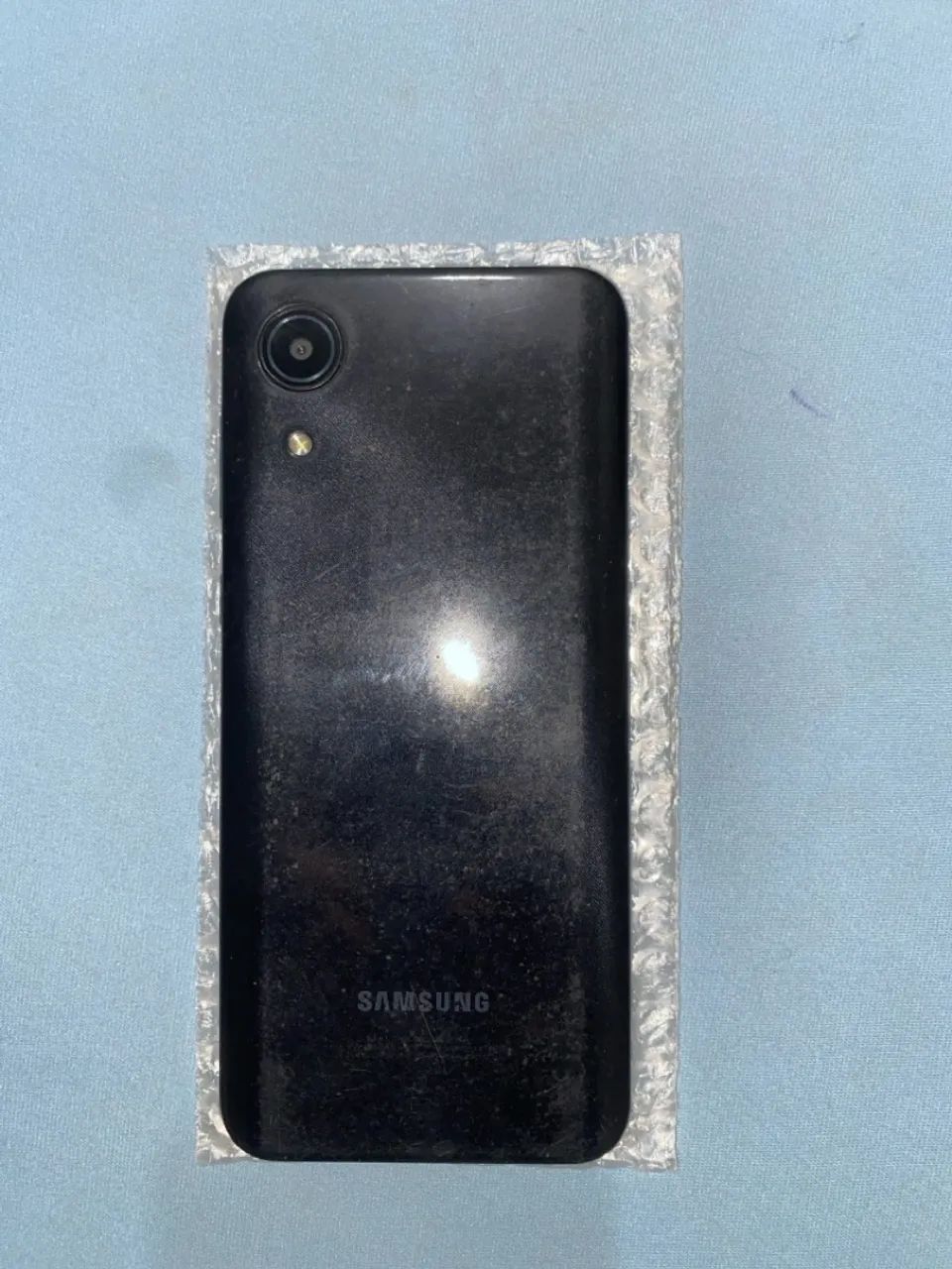 Samsung A03 core apenas com a tela quebrada.