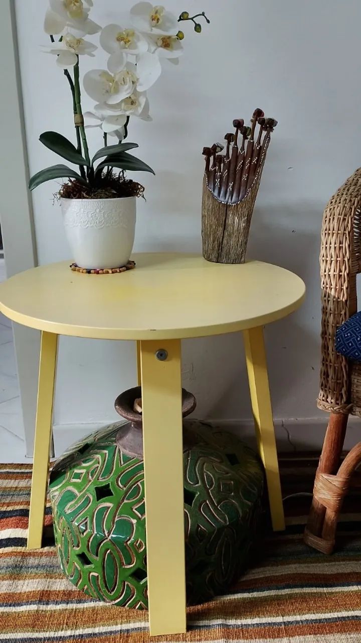 Mesa amarela redonda - mesinha de apoio