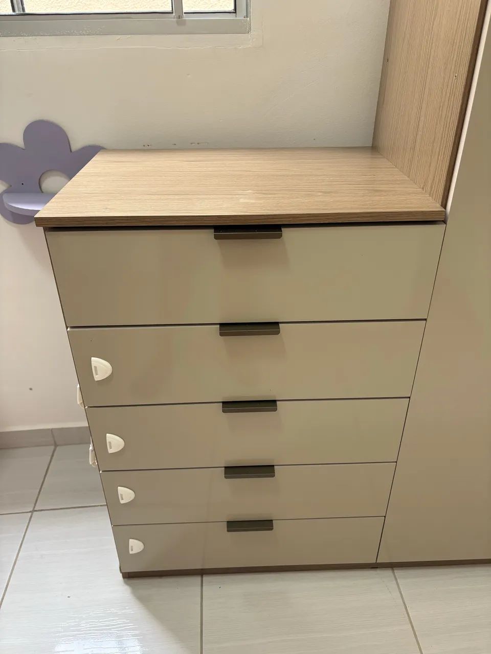 Cômoda muito conservada e espaçosa 