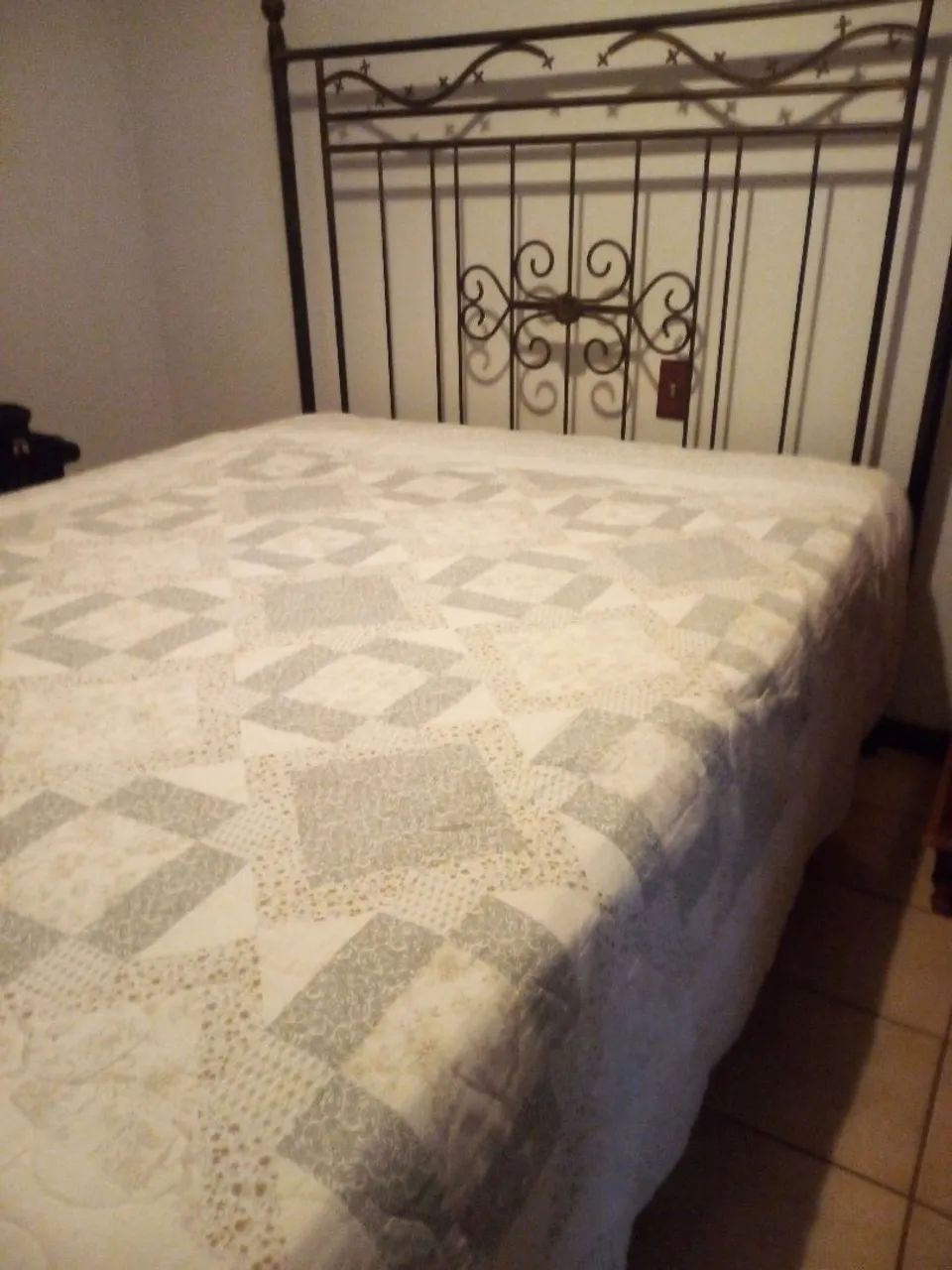 CAMA DE FERRO - QUEEN