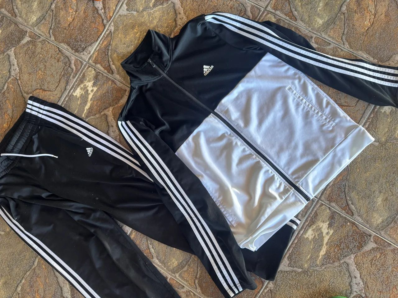 Agasalho Adidas Back 2 Basics 3 Stripes Preto e Branco - Foto 3