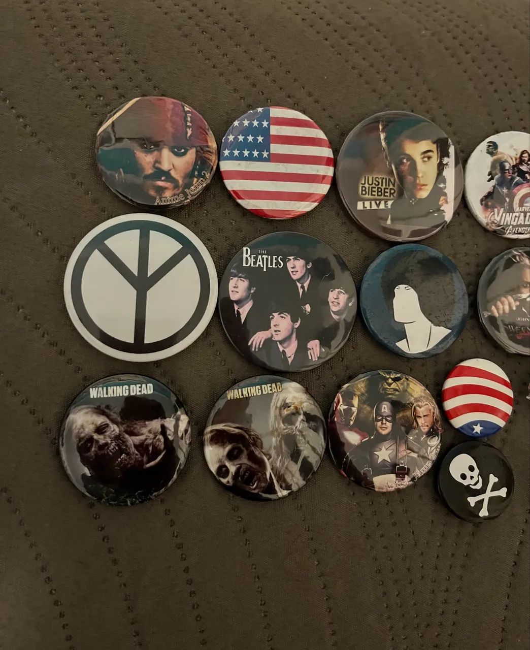 Lote bottons e pins antigos filmes séries bandas - Foto 2