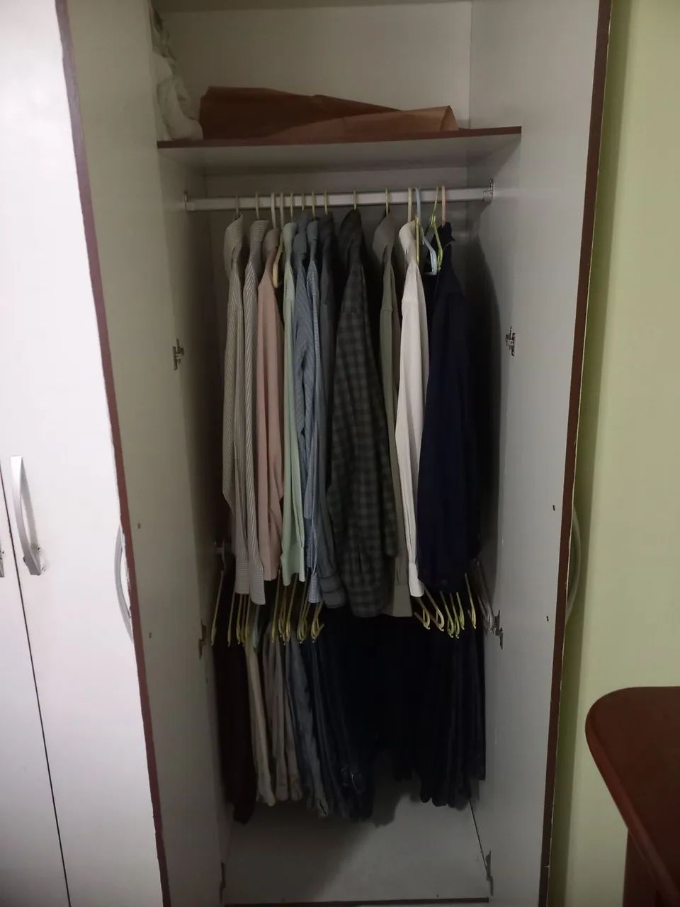 Guarda Roupa branco 6 portas com cabideiro - Foto 2