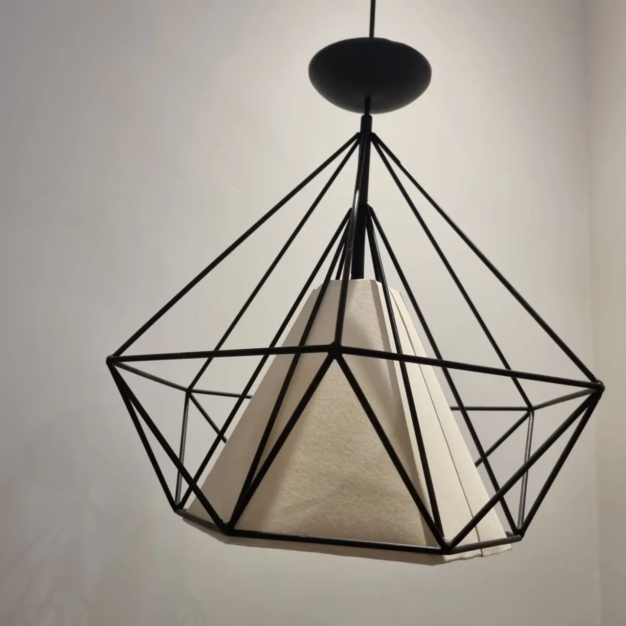 Luminária pendente aramada piramidal preta com cúpula branca