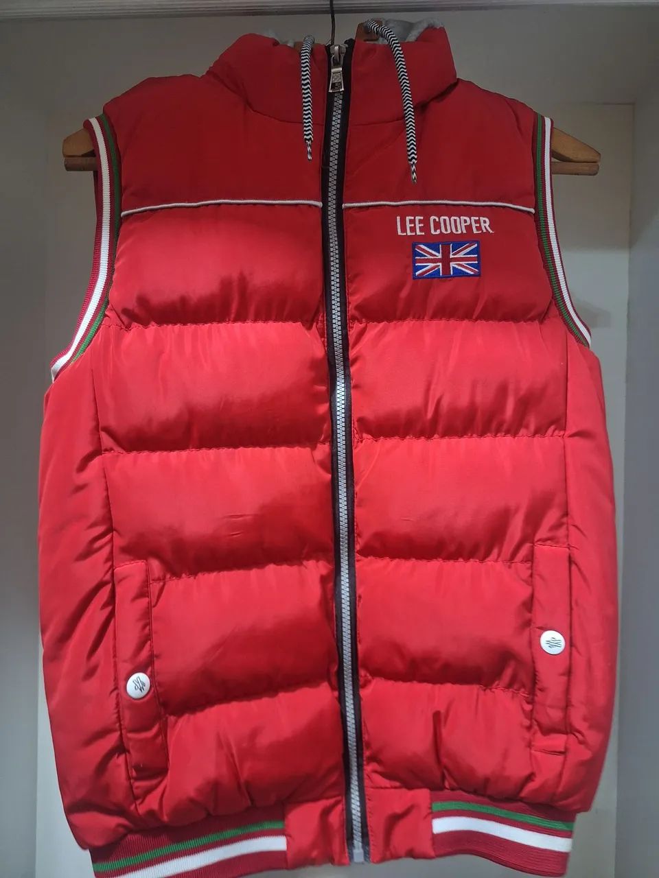 Colete infanti vermelho com capuz  