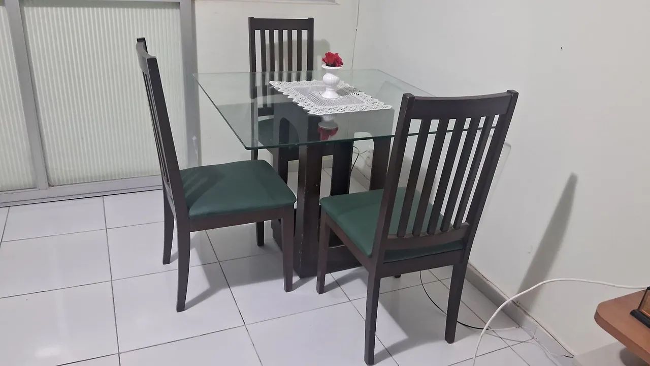Mesa de jantar de madeira de lei