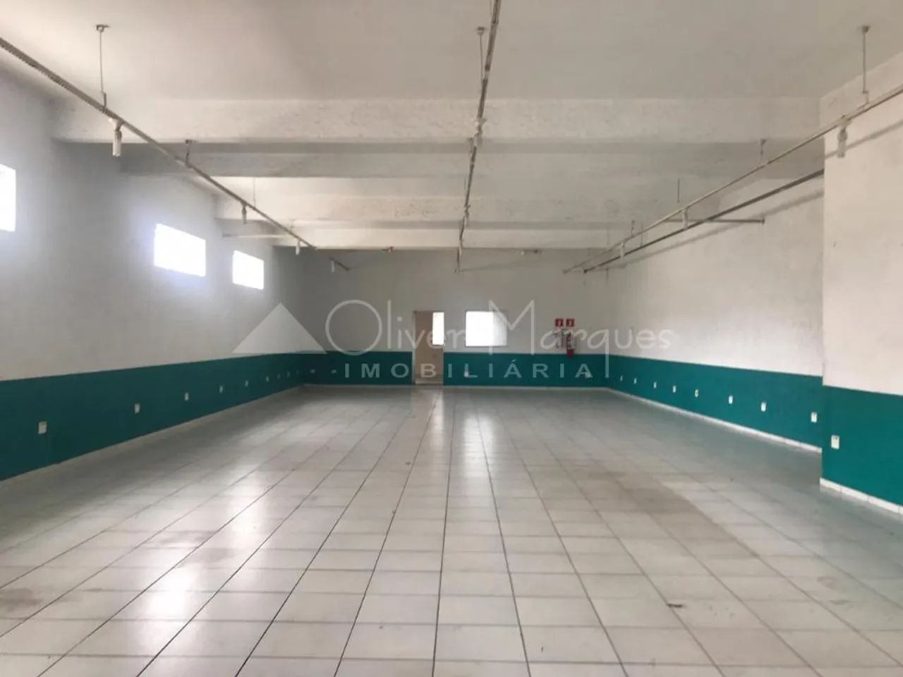 Prédio comercial à venda com750 m² de área útil, localizado a 200 metro do Shopping Contin