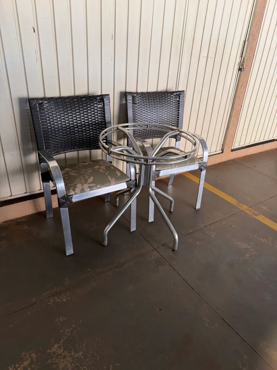 Duas cadeiras de alumínio com mesa sem o tampo  - Foto 3