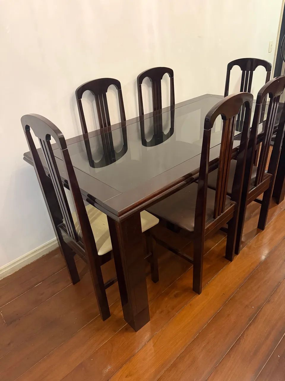 Mesa com 6 cadeiras de madeira maciça muito conservadas - Foto 4