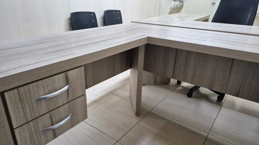 Mesa de escritório em L - Foto 2