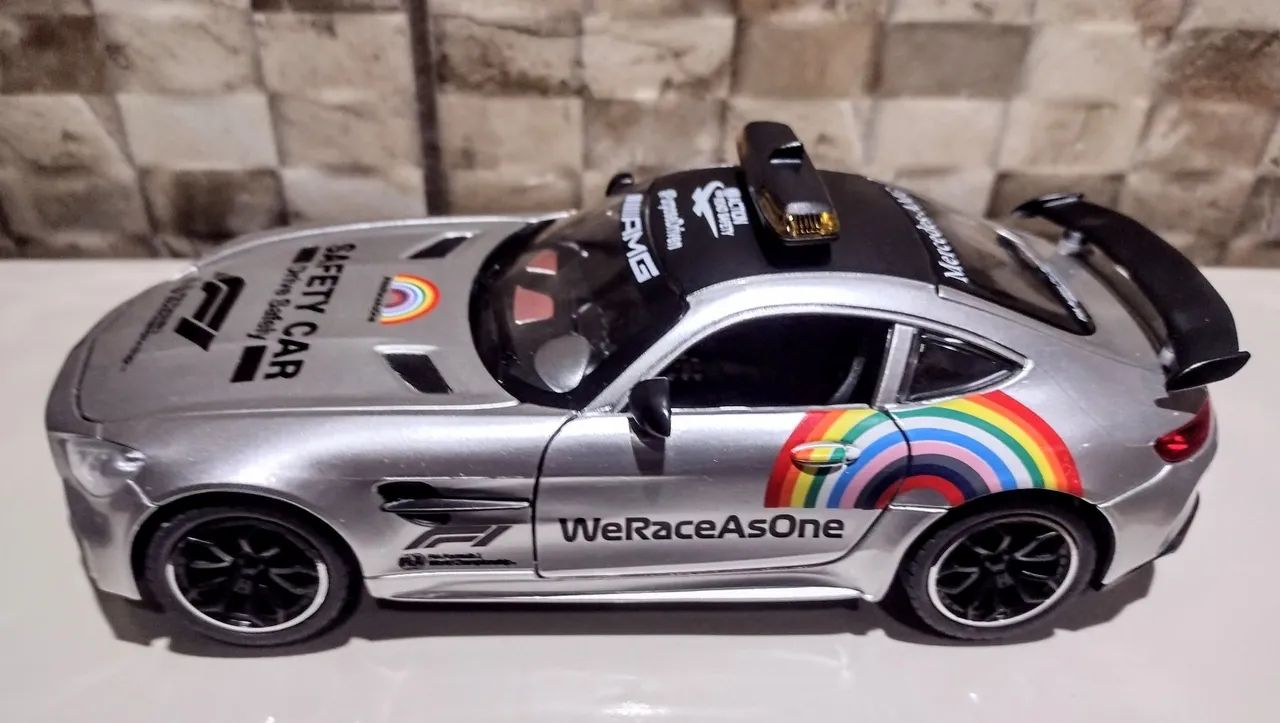 Miniatura Mercedes AMG GTR Safety Car F1 Escala 1/24 Prata 