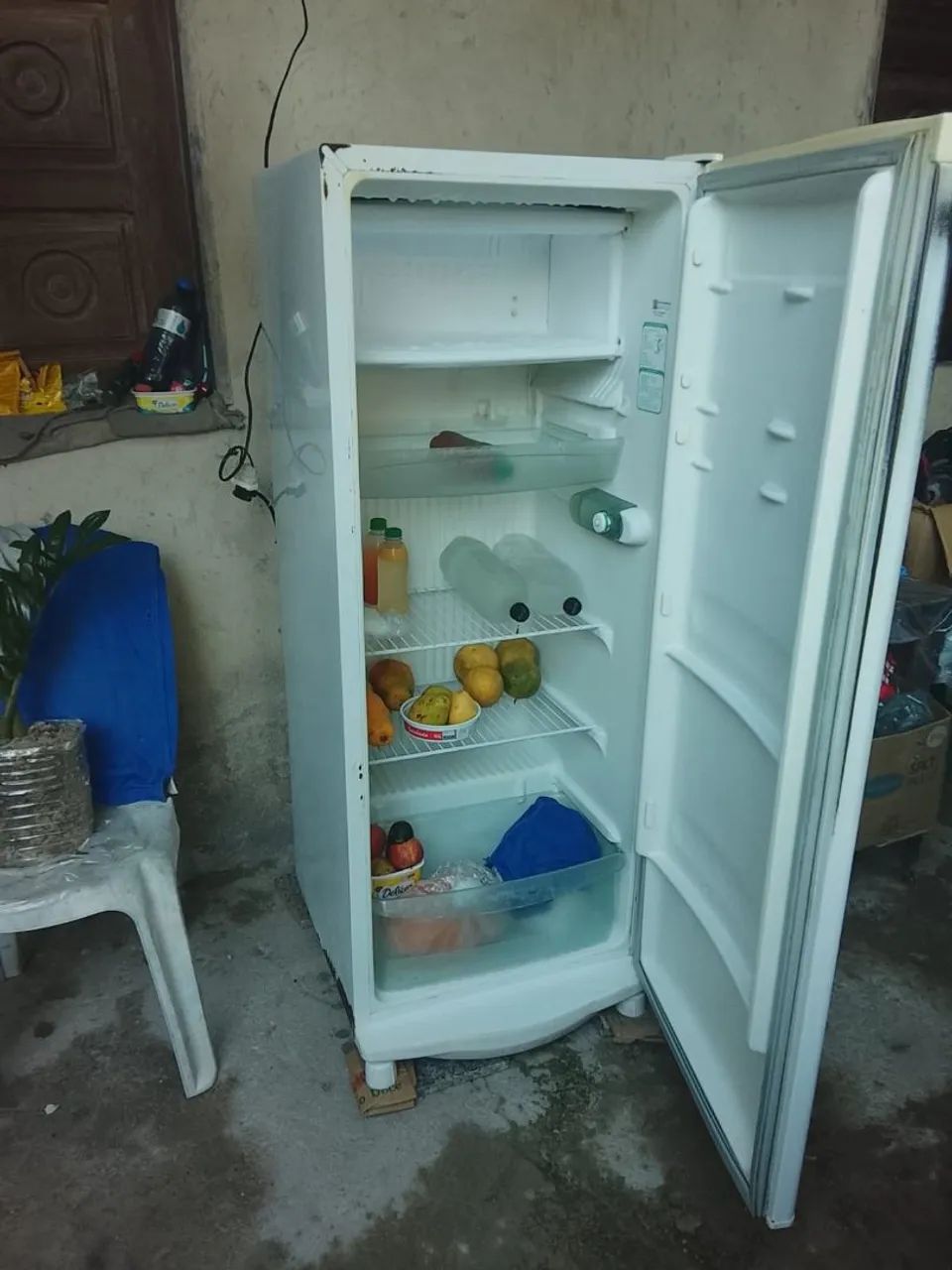 Vendo geladeira funcionando perfeitamente com todos os acessórios de dentro *03 - Foto 3