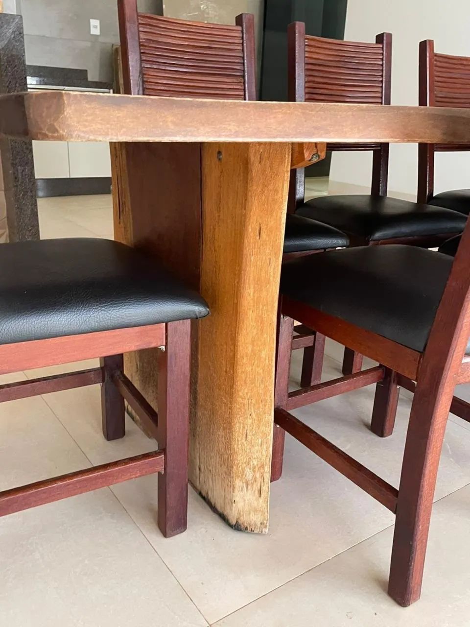 Mesa com cadeiras de madeira  - Foto 2