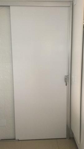 Porta de correr de vidro pintado de branco