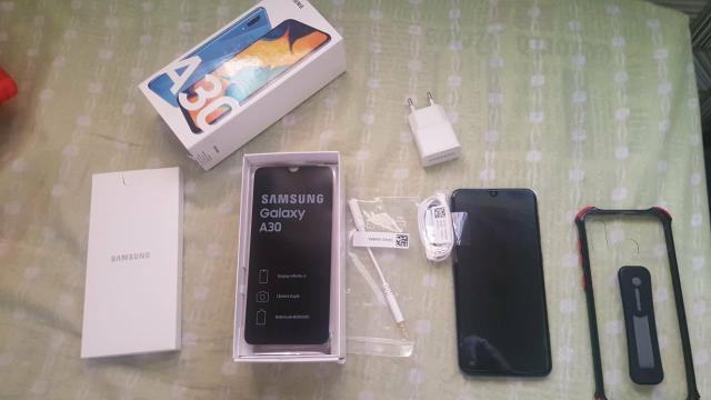 Celular samsung a30 novo.