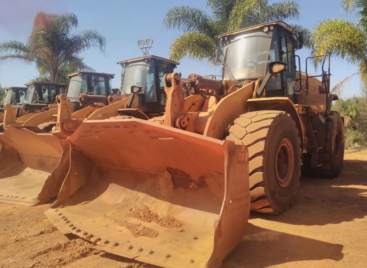 Pá Carregadeira Caterpillar 966L  de 2019 a 2021, média de 10.000 horas, em MG