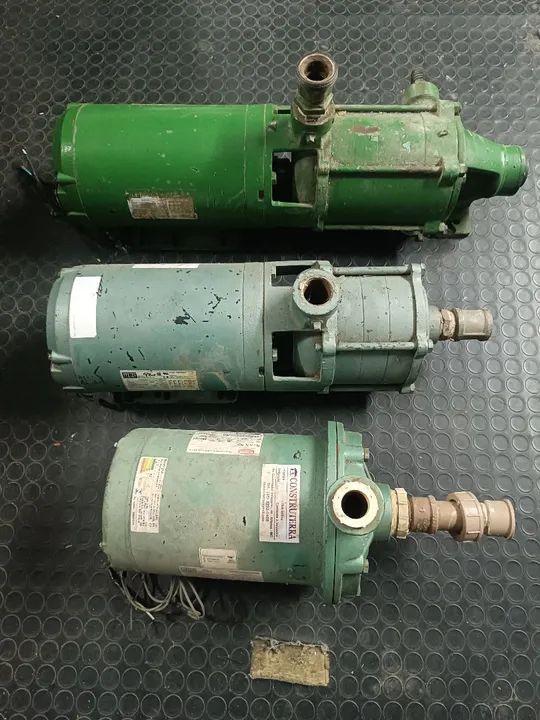Bombas d'água usadas e uma nova