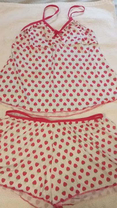 Conjunto de pijama infantil com estampa de morango
