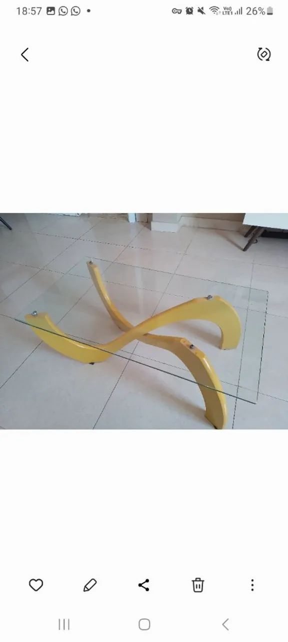 Mesa de centro em vidro e madeira