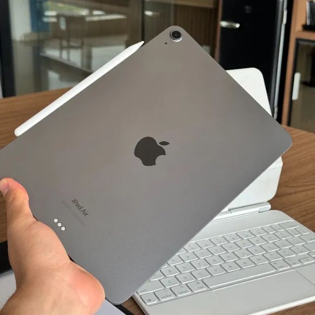 iPad Air 5 c/ Magic Keyboard e Apple Pencil - Tablets e E-Readers