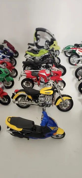 28 miniaturas de motocicletas modelos diversos, escala 1/18 - Foto 3