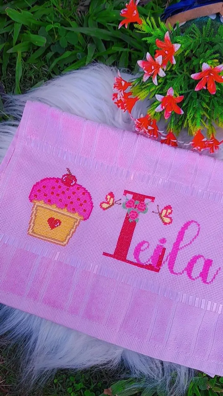 Toalhinha personalizada bordada a mão .