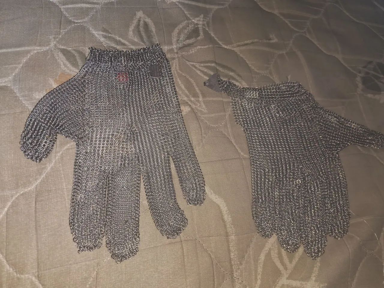 Par luvas de malha de aço novas 