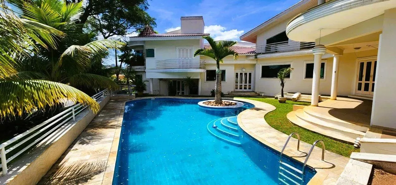 Com quintal verdejante, charmoso espaço da piscina e 4 confortáveis suítes - alphaville 12