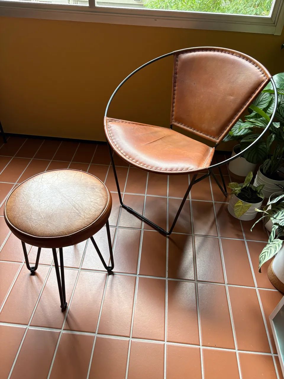 Poltrona e banqueta em couro  - Foto 4
