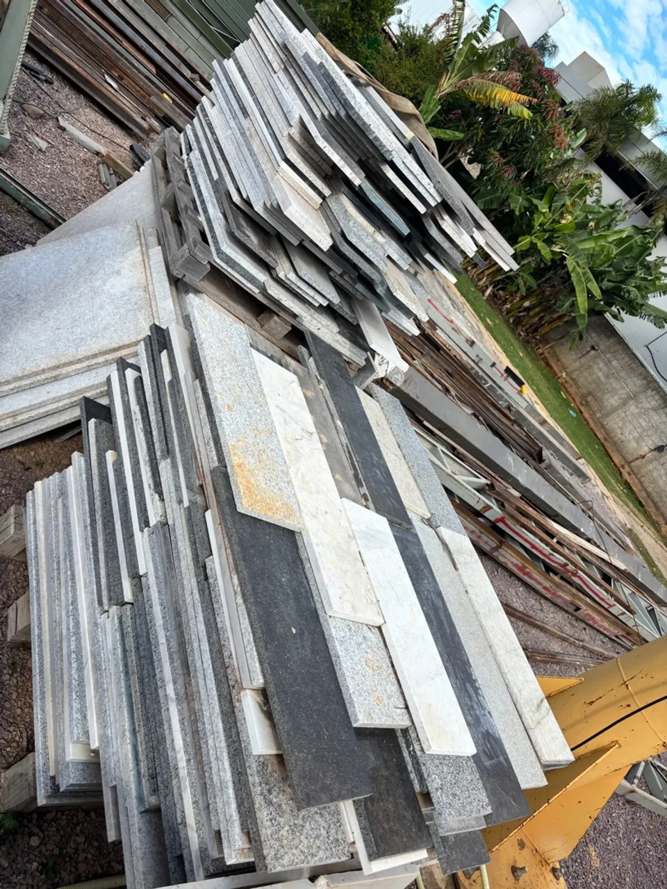 Piso de granitos em tiras - R$25,00 m2