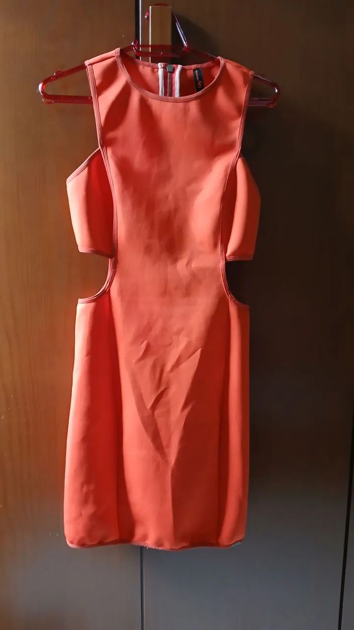 Vestido curto com recortes - P