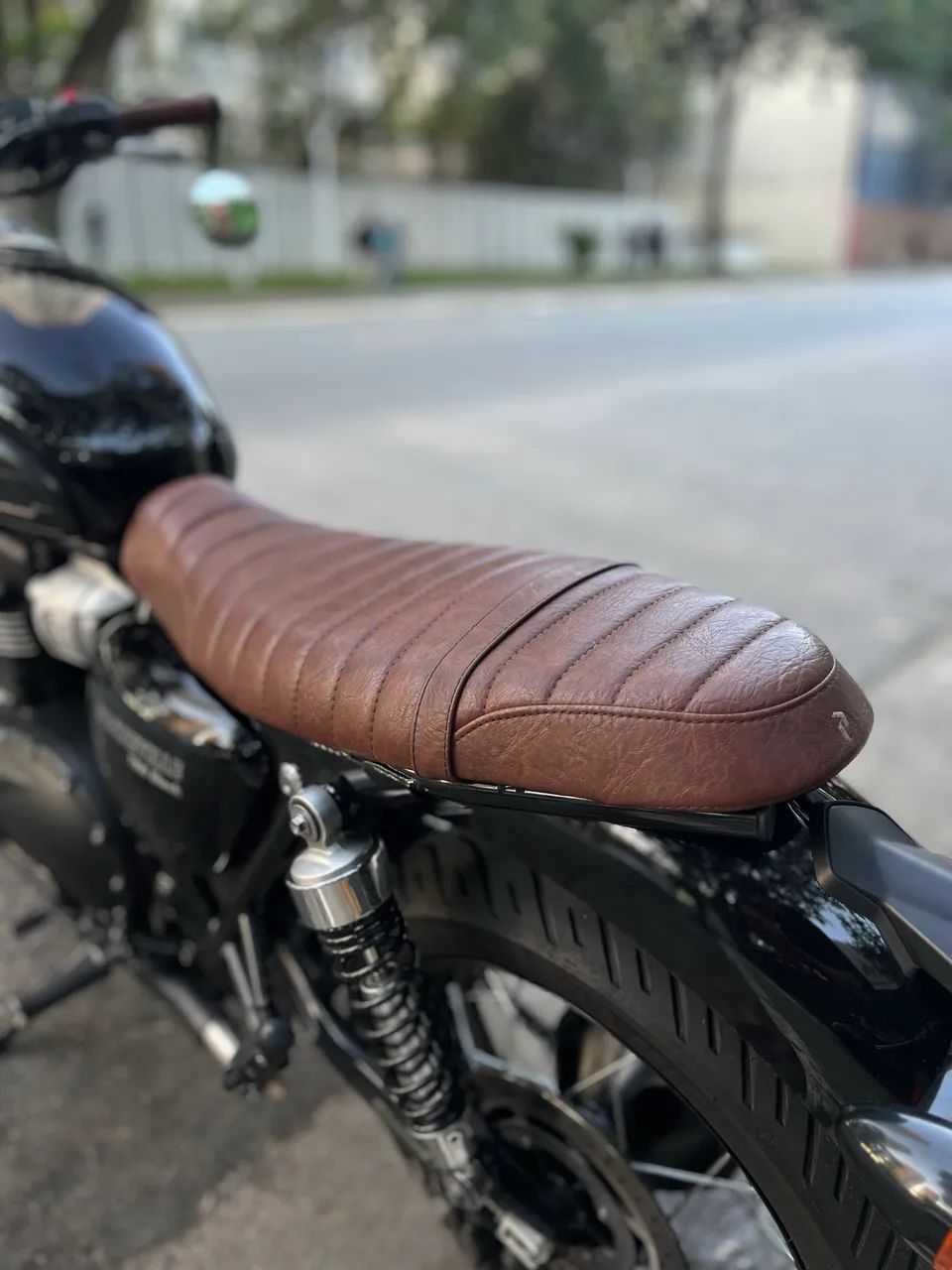 Banco Pedrinho em couro marrom