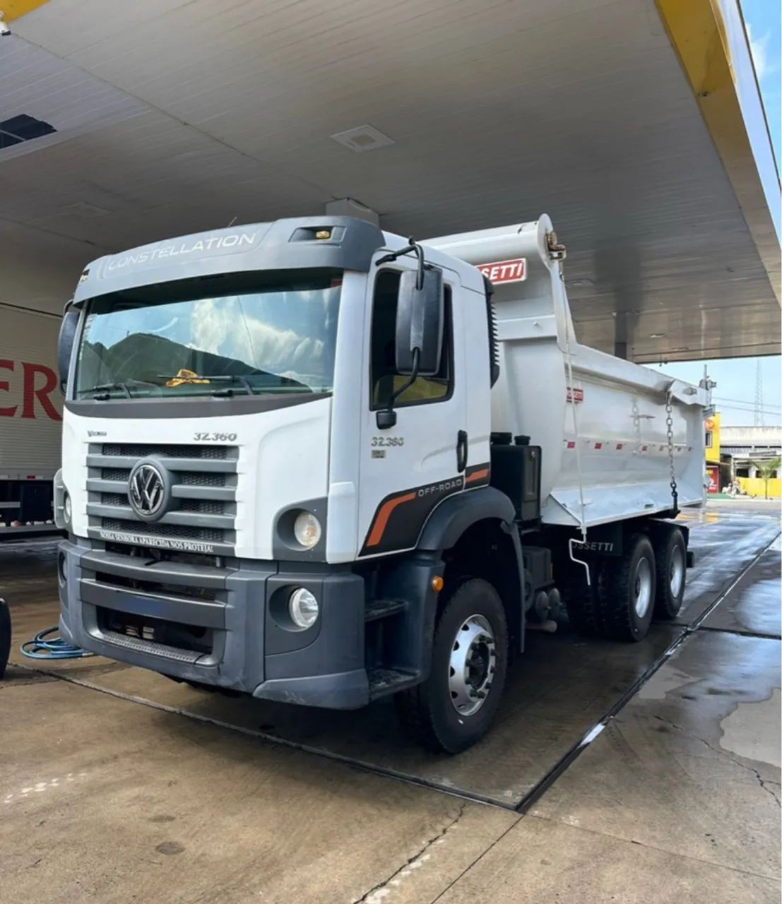 VW 32.360 ano 2021, 6x4, com caçamba Rossetti de 14 m, em MG