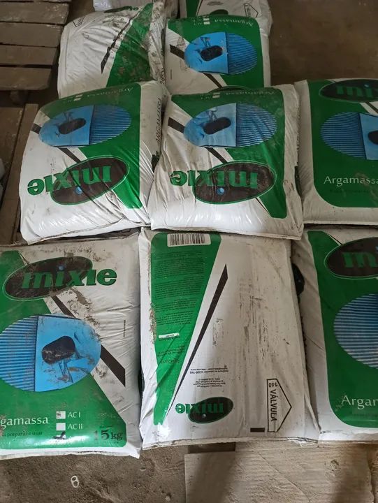 Massa Cola para assentamento de pisos e revestimentos