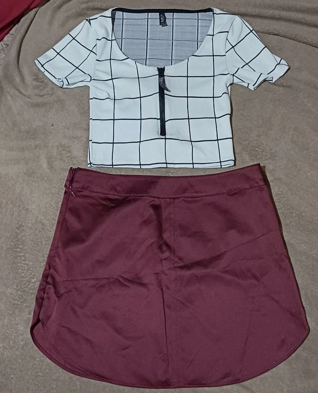 Conjunto Cropped Xadrez e Saia Vinho