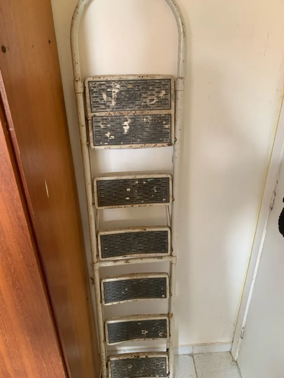 Escada usada, pra vender logo.