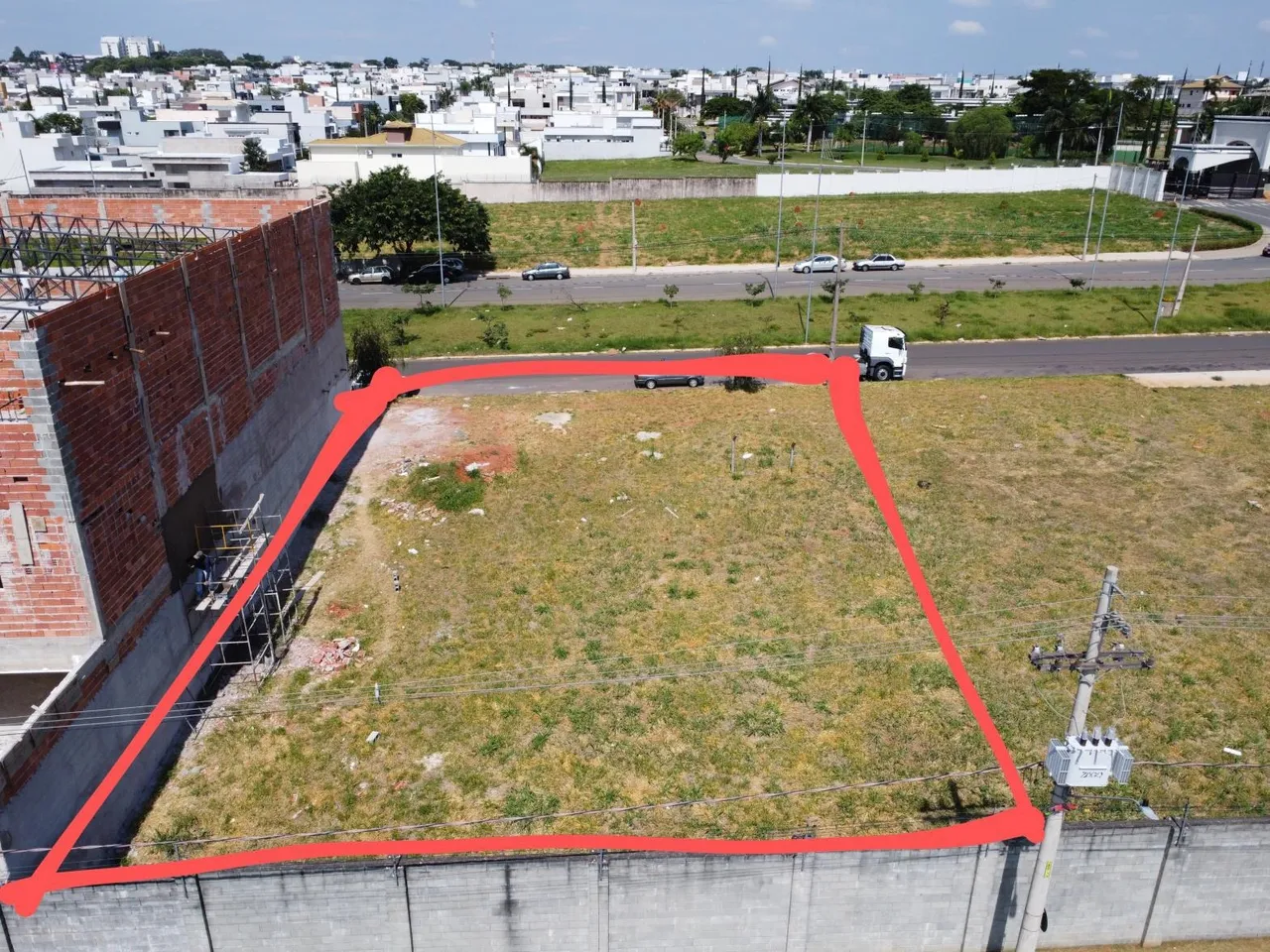Excelente Terreno Comercial de 636m² entrada do Condomínio Jatobá, em frente ao Condomínio