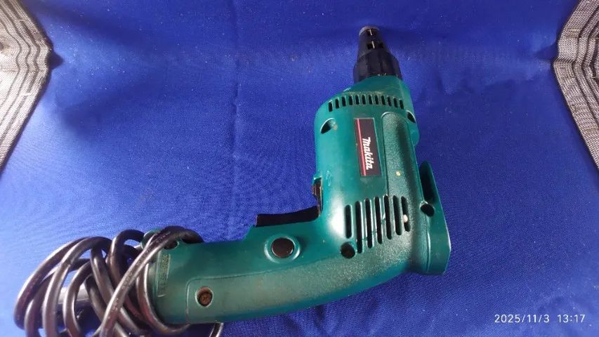 PARAFUSADEIRA ELETRICA MOD. 6821 570W PARA DRYWALL 127V MAKITA - Foto 5
