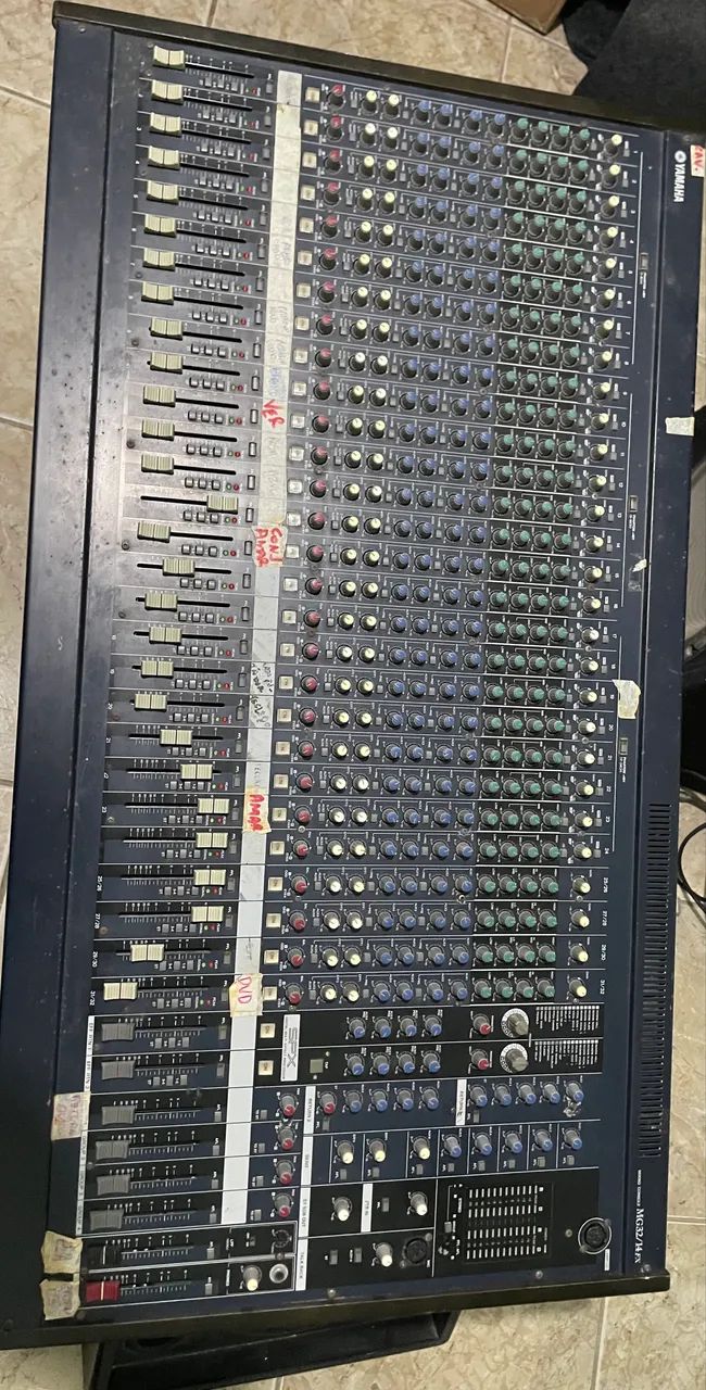 Mesa de Som 32 canais Yamaha