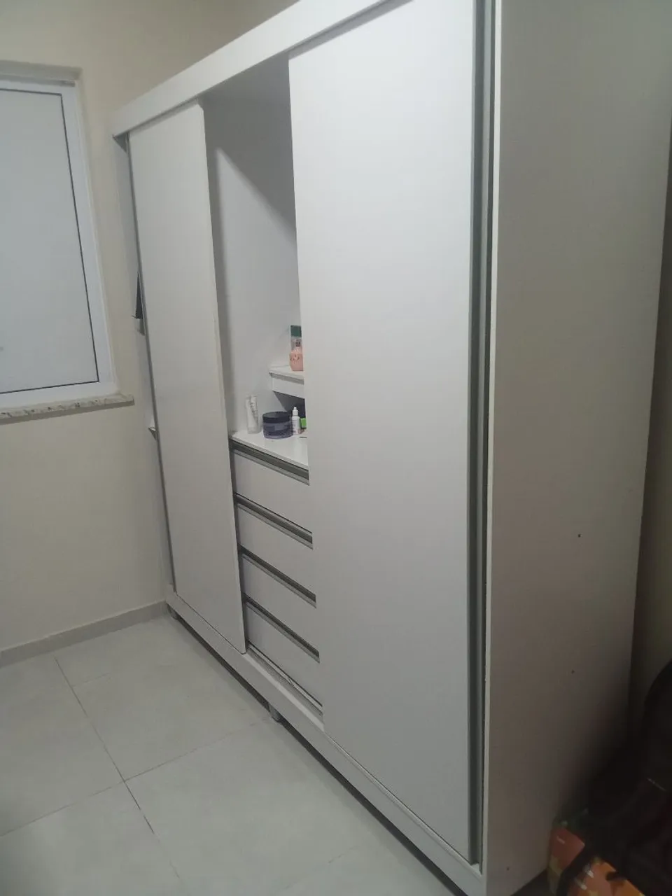 Guarda-Roupa Branco com Portas de Correr