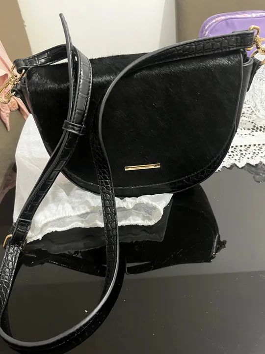 Bolsa de Ombro Preta em Couro - Semi Nova