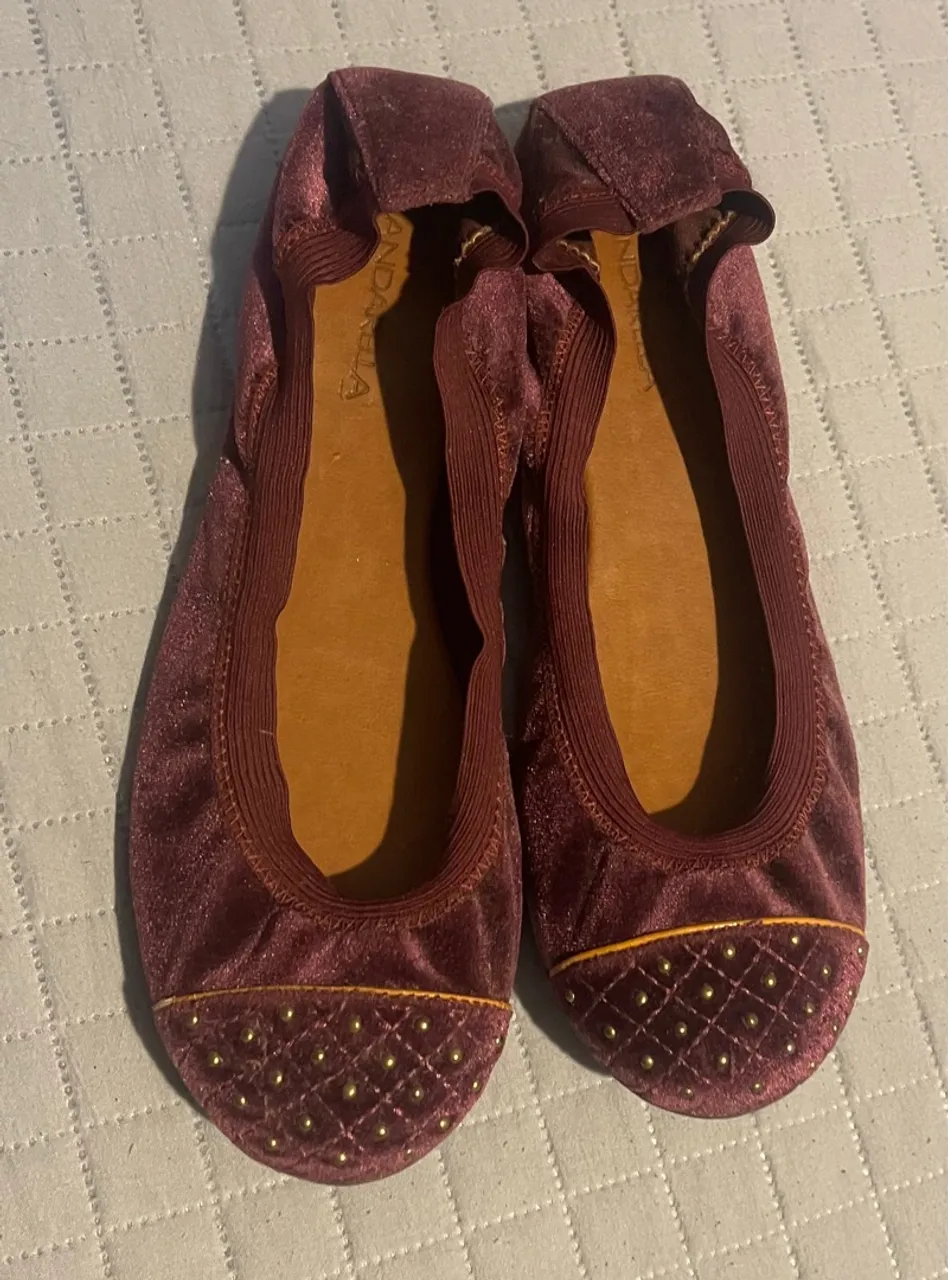 Sapatilha Andarella Bordô com Detalhes Dourados