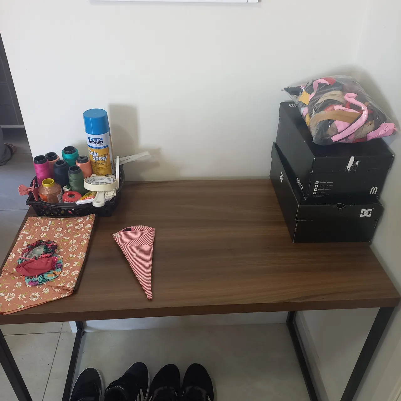 Mesa de escritório moderna e funcional