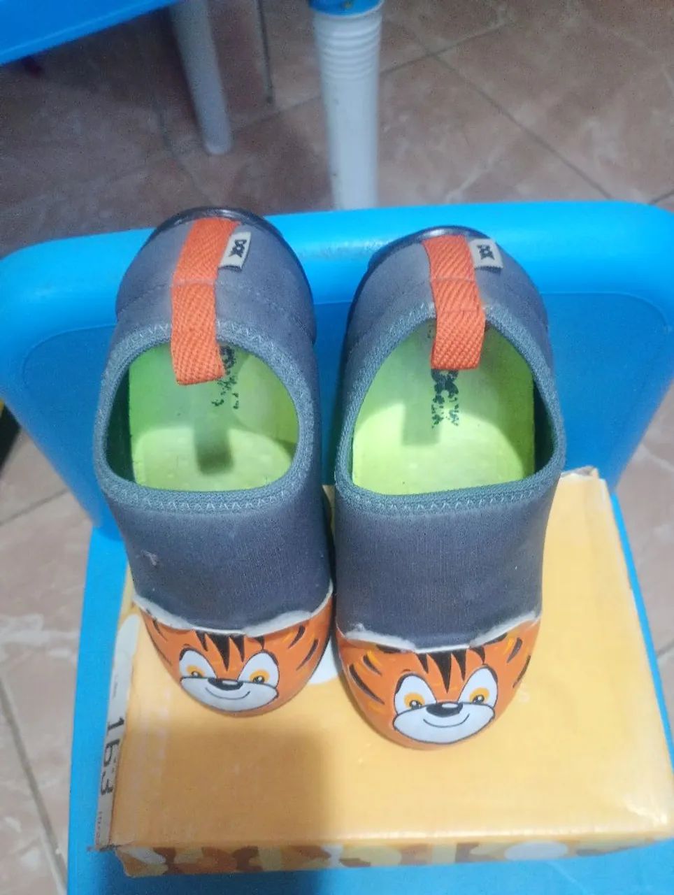 Sapatos/ tênis infantil com estampa de tigre e acende - seminovo - Foto 3