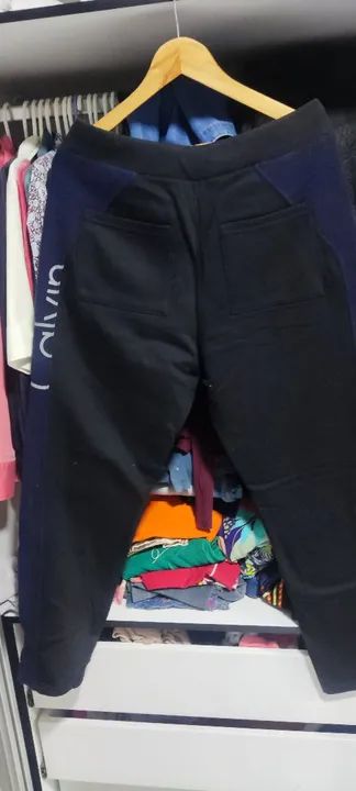 Calça Calvin Klein de Moletom Masculina - Preta e Azul - Foto 2