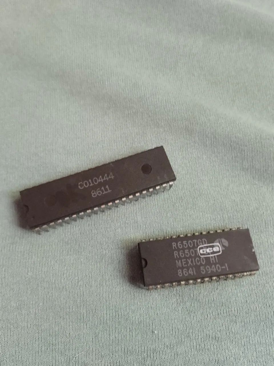 Kit 2 c.i. - ppu e memória ram p/ sistema Atari 2600 veja leia