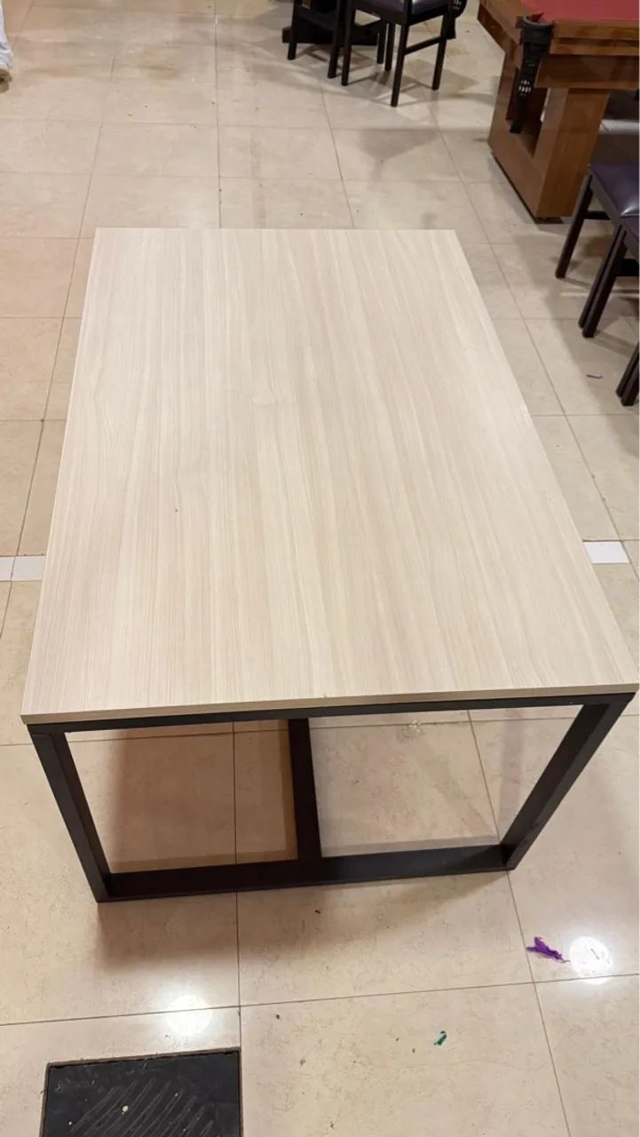Mesa 136x90cm com 4 cadeiras 