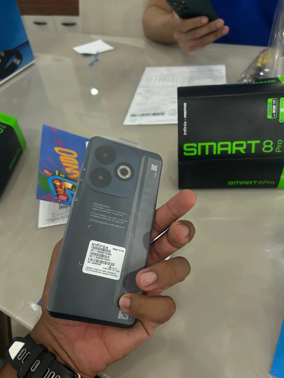 Celular novo, lacrado com nota fiscal e na garantia.