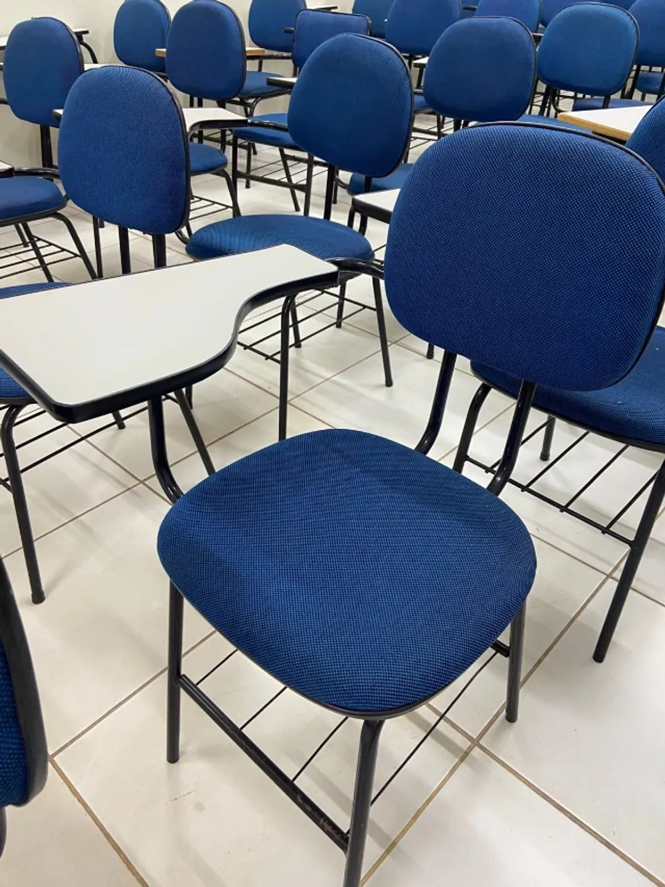 Cadeiras universitárias azuis