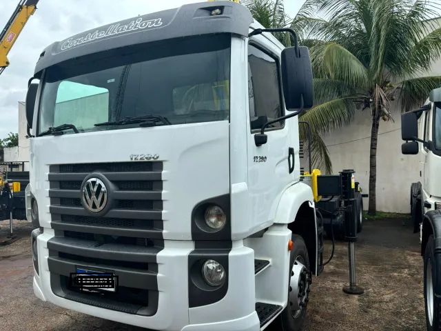 VW17280, 2014, automático, equipado com guindaste marca Hidrall - Foto 2